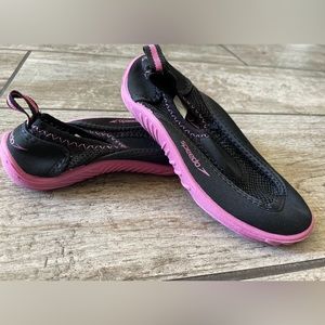Speedo girls swim/ water shoes size L 9/10